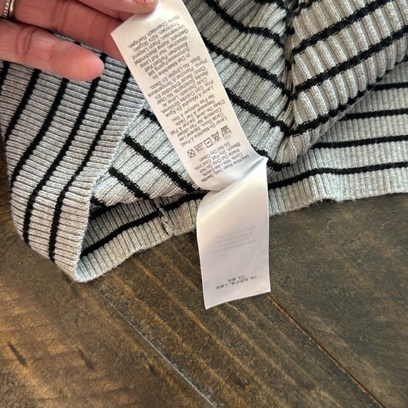 DKNY women black gray stripe long sleeve turtle neck sweater size Large - Picture 10 of 10